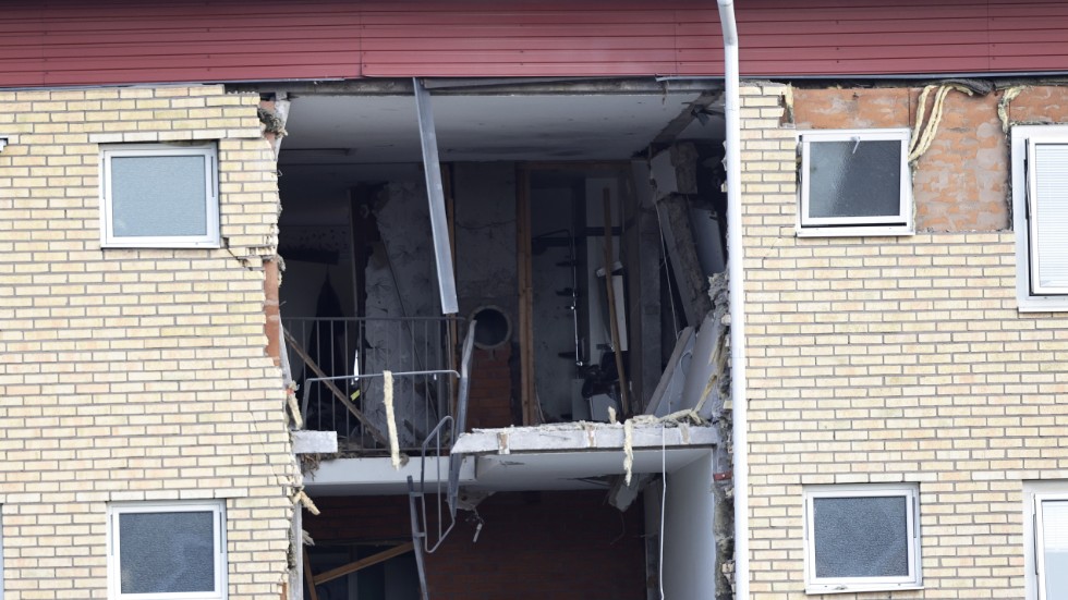 Den kraftiga explosionen i ett bostadshus sprängde bort trapphusets yttervägg.