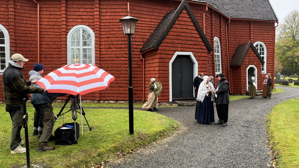 Det blev en regnig inspelningsdag vid Näshults kyrka för filmteamet och statisterna.