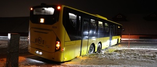 Buss hamnade i diket utanför Bålsta
