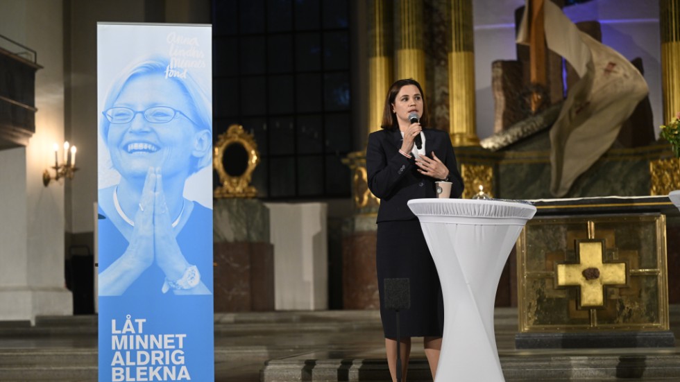 Under veckans besök i Stockholm tilldelades Svetlana Tichanovskaja Anna Lindh-priset. Här håller hon tal vid en minnesceremoni i Katarina kyrka i Stockholm.