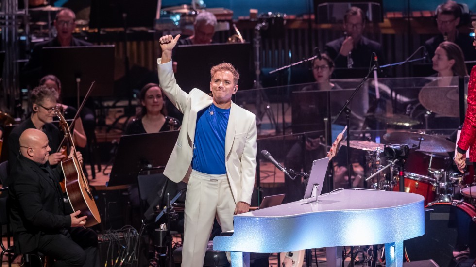 Tummen upp, Peter Johansson! Han bjöd, tillsammans med Symfoniorkestern, på en musikalisk vandring genom Elton Johns magiska låtskatt och fick stående ovationer under lördagens två konserter. 