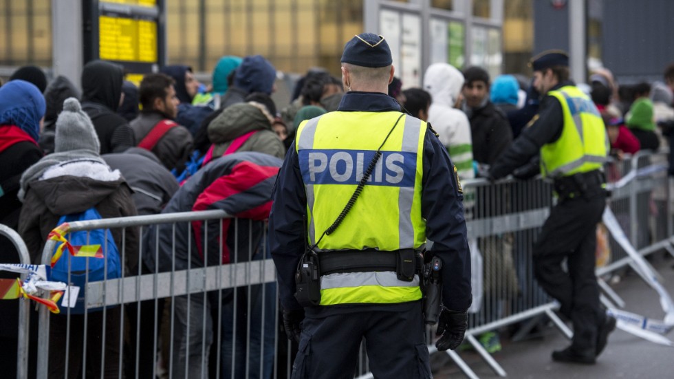 Fredrik Reinfeldt uppmanade svenska folket att öppna sina hjärtan i ett sommartal 2014. Men Sveriges flyktingpolitik är ett misslyckande, tycker insändarskribenten.