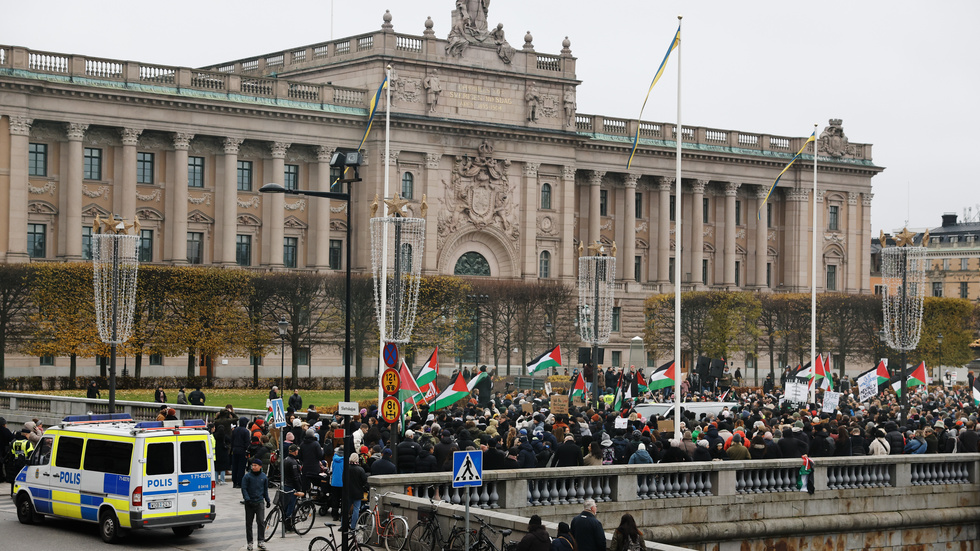Demonstranter utanför riksdagen på Norrbro till stöd för Palestina i november i år.