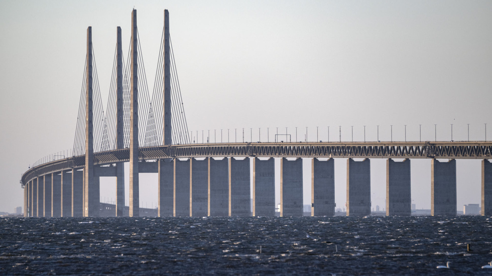 "När kriminella korsar den svenska gränsen ska jakten kunna fortsätta över Öresundsbron", skriver tre lokala L-företrädare.