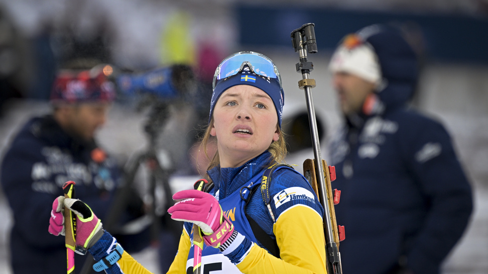 Linn Persson tävlar med en speciell skjutsele under tävlingsdräkten.