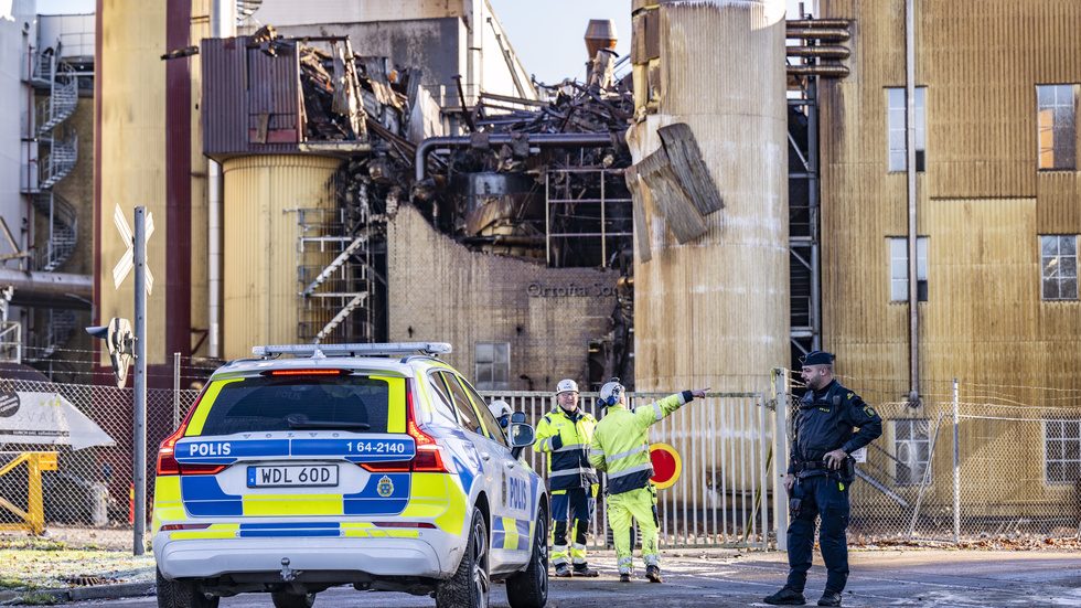 Skador på byggnader och bråte utspritt över ett större område på Örtofta sockerbruk norr om Lund efter en explosion i en panna tidigt på lördagsmorgonen. Explosionen inträffade under produktion av socker från betor. 