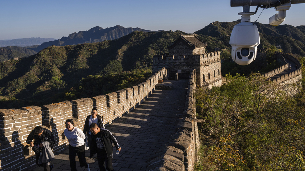 Turister besöker kinesiska muren.