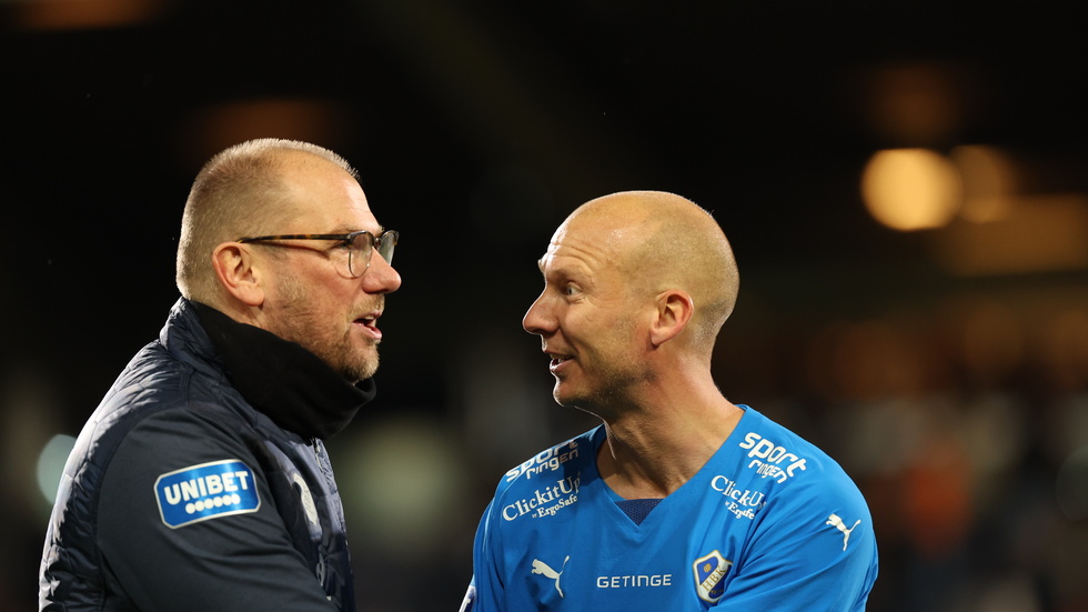 Halmstads tränare Magnus Haglund och lagkaptenen Andreas Johansson samarbetar även nästa säsong. Arkivbild.