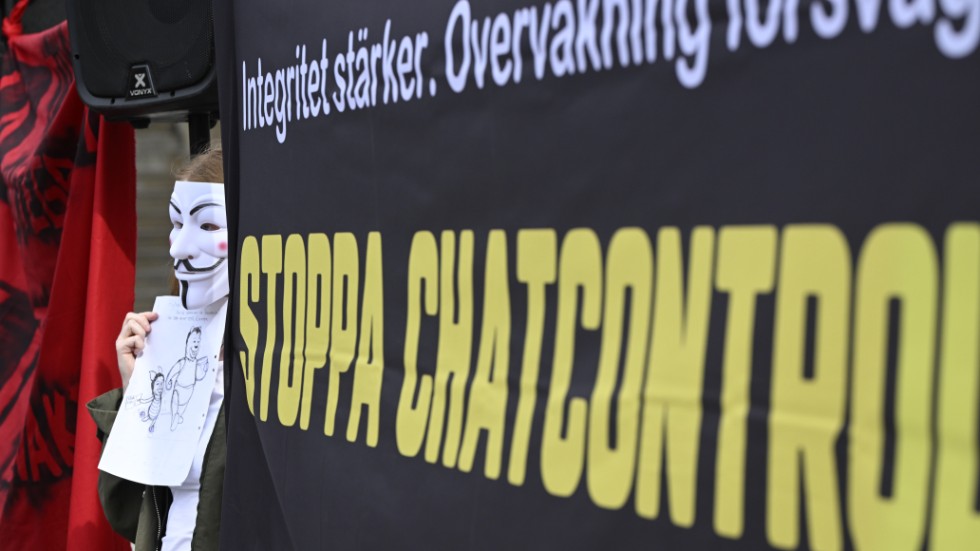Demonstration mot det så kallade "Chat control"-förslaget på Mynttorget i Stockholm i maj i år. Arkivbild.