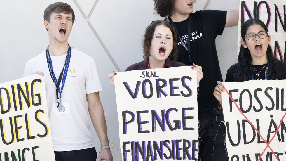 Den danska klimataktivisten Selma de Montgomery (andra från vänster) är kritisk till det begränsade utrymmet för protester under COP28.