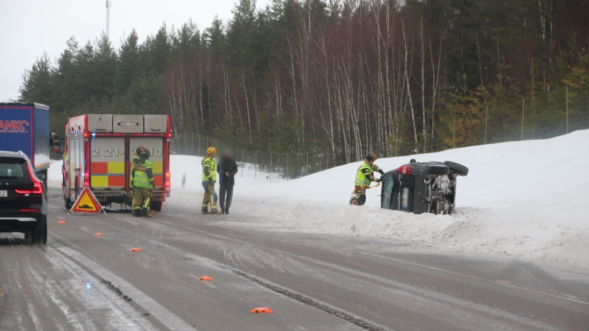 Morgonens Tredje Olycka På E4 – Bil Voltade Av Vägen