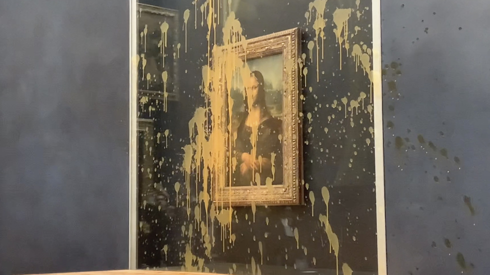 Den världsberömda målningen Mona Lisa på Louvren i Paris vandaliserades under förmiddagen.