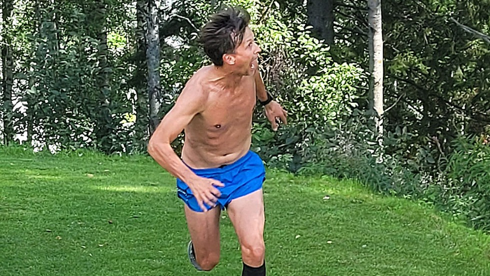 After encountering a bear in the woods, Niklas Jonsson had to end his run with a very fast final sprint.