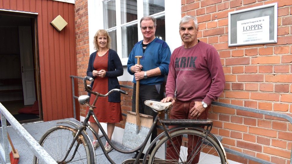 En gammal damcykel och en skyffel med 100 år på nacken är några av loppisfynden man kan göra på lördag. Från vänster Eva Petersson, Bengt Brandt och Tomas Petersson.