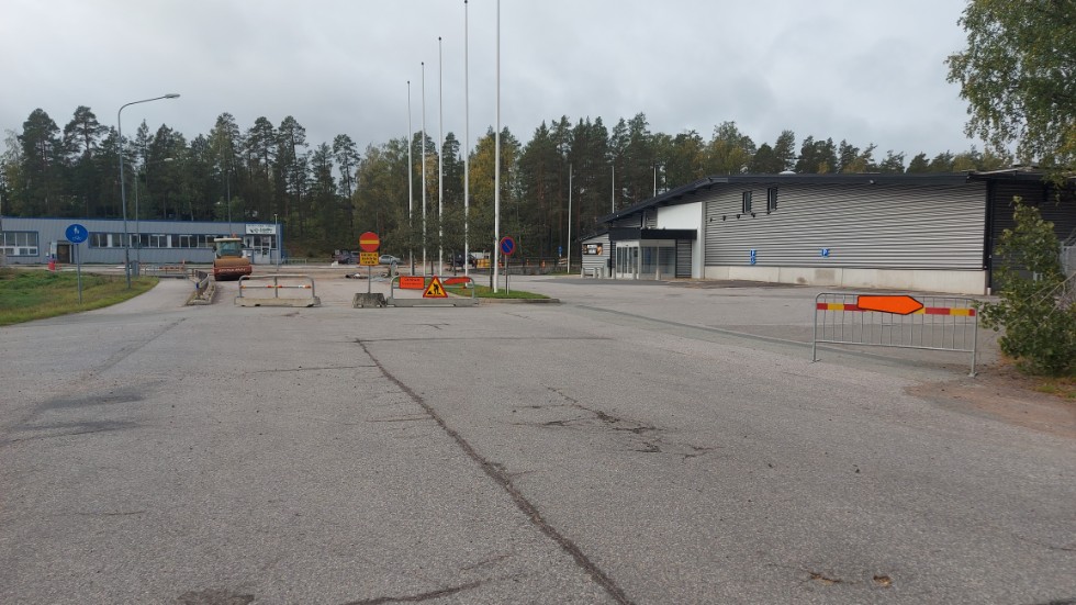 Nytorpsvägens anslutning rak ut på Norra Oskarsgatan har bommats igen för gott. Kommunen håller på att överlåta marken till fastighetsägaren av gamla Willys.