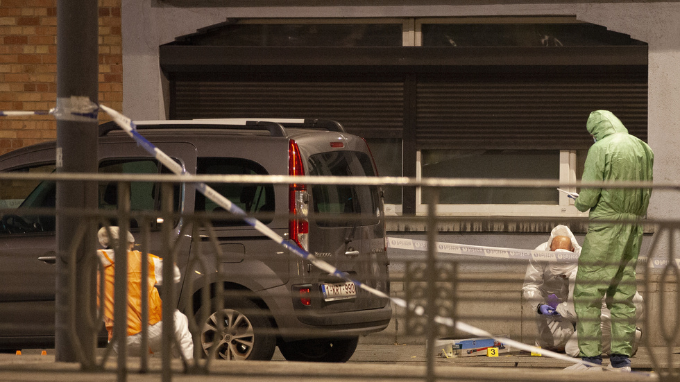 Polisens tekniker undersöker platsen där en ensam gärningsman sköt ihjäl två svenskar i Bryssel på måndagskvällen. Arkivbild.