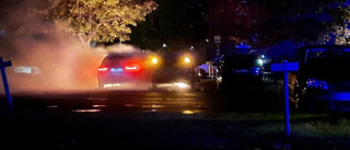 Två bilar brann i Skäggetorp – en person till sjukhus