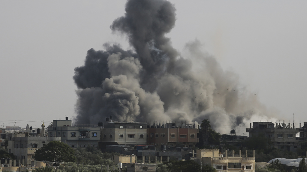 Rök stiger efter en explosion orsakad av ett israeliskt anfall, vid Gazas gräns mot Egypten.