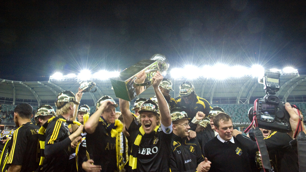 AIK lyfter Lennart Johanssons pokal på Gamla Ullevi efter 2–1 mot IFK Göteborg 2009 – det var senast som allsvenskan avgjordes i en ren guldfinal. På söndag är det dags igen när tvåan Malmö FF tar emot serieledande Elfsborg. Arkivbild.