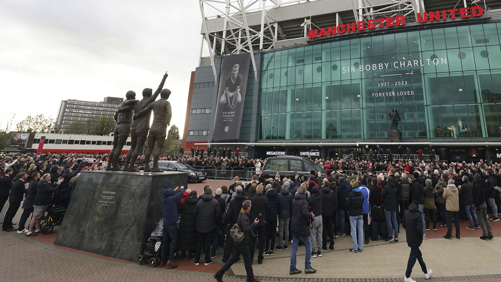 Fotbollslegendaren Bobby Charltons sista resa gick bland annat förbi Manchester Uniteds arena Old Trafford.