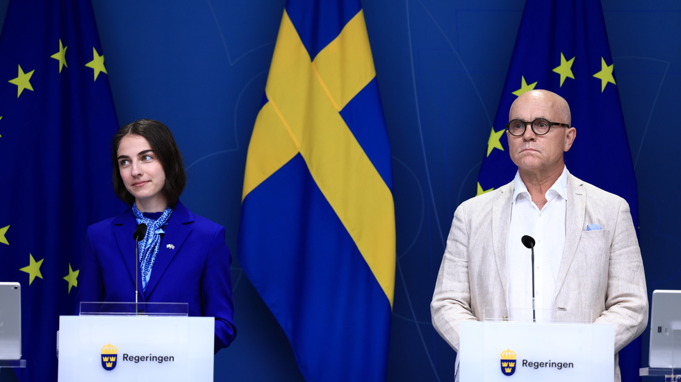 Missa inte EU-flaggorna bakom klimatminister Romina Pourmokhtari och utredaren John Hassler. Detta är betydligt mer än en symbolisk inramning för klimatmålen.