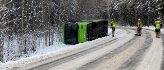 Linjebuss med skolungdomar körde av vägen och välte: "Skärrade"