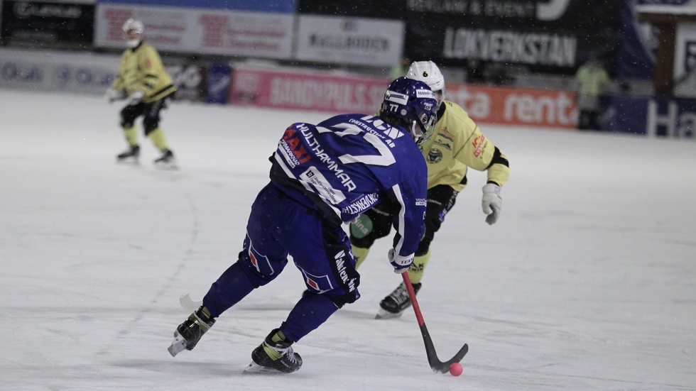 IFK Motala, här Viktor Hulthammar, fick fart i snön mot Broberg. Bortalaget kom tillbaka från 1-3 till 3-3, men IFK avgjorde på hörnretur genom Philip Florén i matchminut 90.
