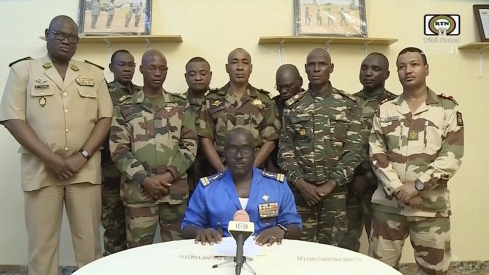 I ett videouttalande tillkännagav nigeriansk militär att de gripit makten i en kupp.