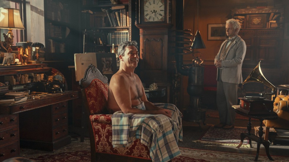 Jon Hamm dyker upp som ängel i andra säsongen av "Good omens". Pressbild.