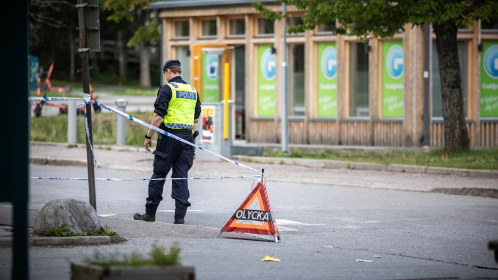 Under sommaren inträffade flera våldsdåd i Uppsala, som kan kopplas kring konflikter kring det kriminella nätverket Foxtrot och deras ledare Rawa Majid, också kallad Räven. Här en bild på polisens arbete dagen efter en skottlossning i Gottsunda i somras.