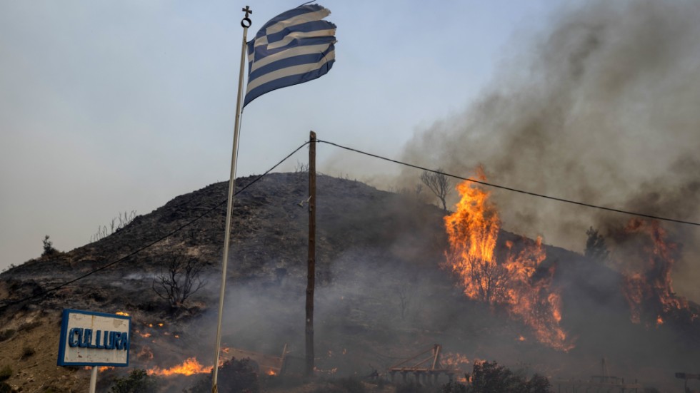 Svenskar har evakuerats från den grekiska turistön Rhodos efter stora skogsbränder.