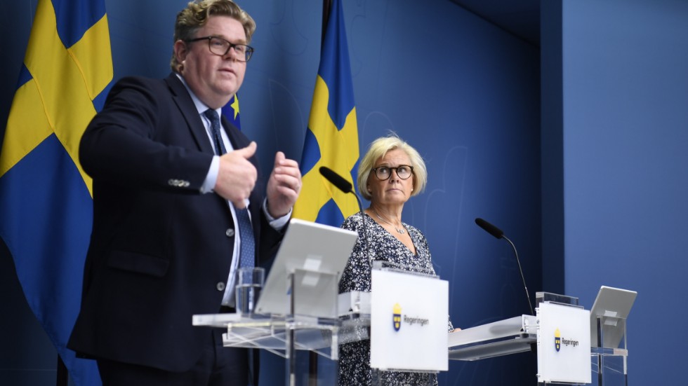 Justitieminister Gunnar Strömmer (M) presenterar regeringen utredning om skärpt straffrätt. Den utsedda utredaren Petra Lundh, riksåklagare, ser måttligt road ut.
