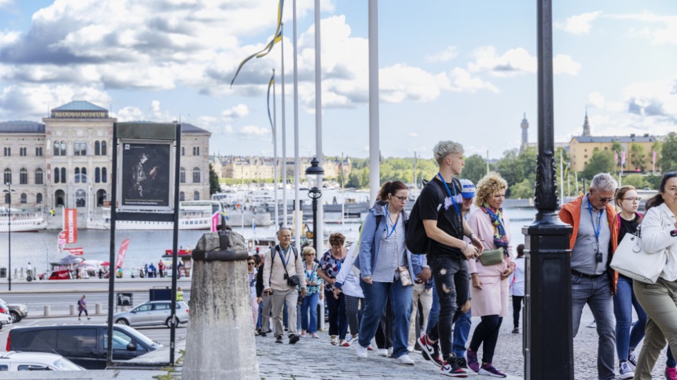 Turister utanför slottet i Stockholm. Många kommer från södra Europa.