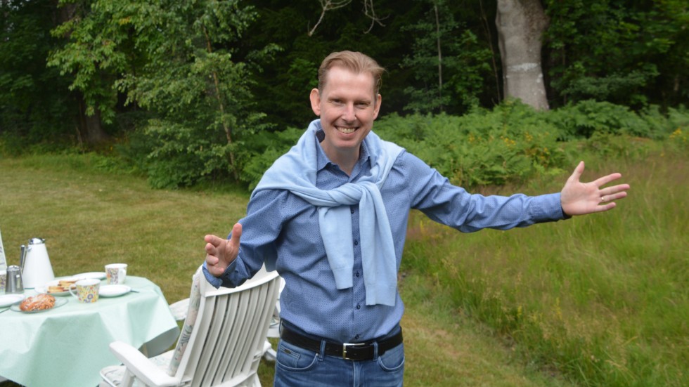 Gunnar Aldén har vistats om somrarna på familjegården strax söder om Vimmerby alltsedan barndomen. Det är en plats som han har glada minnen ifrån och som är mycket Sverige för honom. "Jag får inspiration och energi från att vara i den här miljön". 