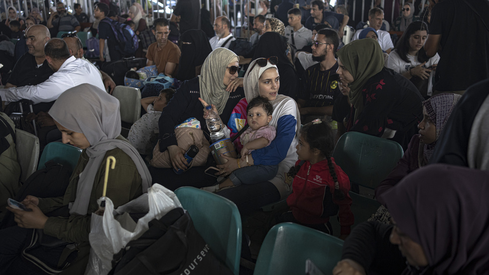 Flera hundra personer väntar på att få korsa gränsen från Gaza till Egypten via övergången i Rafah.