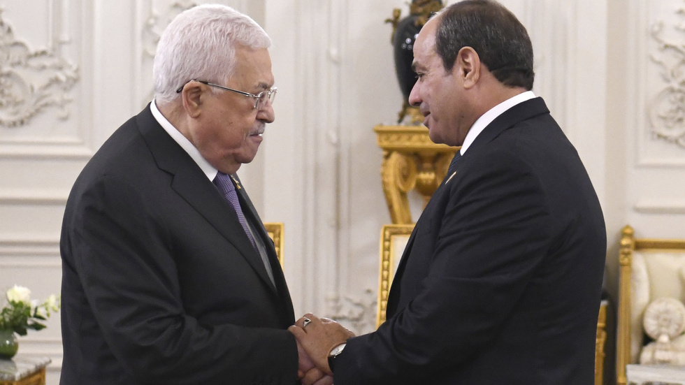 Palestiniernas president på Västbanken, Mahmud Abbas, skakar hand med Egyptens president Abd al-Fattah al-Sisi i Kairo den 21 oktober.