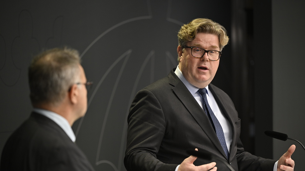 Justitieminister Gunnar Strömmer (M) vid tisdagens pressträff med den särskilda utredaren Stefan Holgersson.