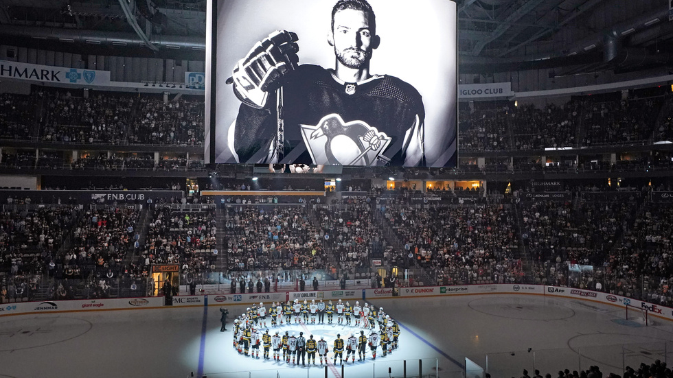 Tidigare i veckan hedrades Adam Johnson inför NHL-matchen mellan Pittsburgh – där han tidigare spelat – och Anaheim.