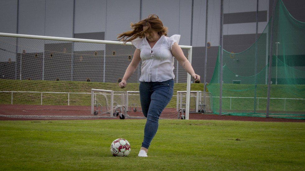 "Får jag en boll så kan jag underhålla mig själv i flera timmar", konstaterar den nya sportredaktören medan hon lattjar runt på Backavallens fotbollsplan.