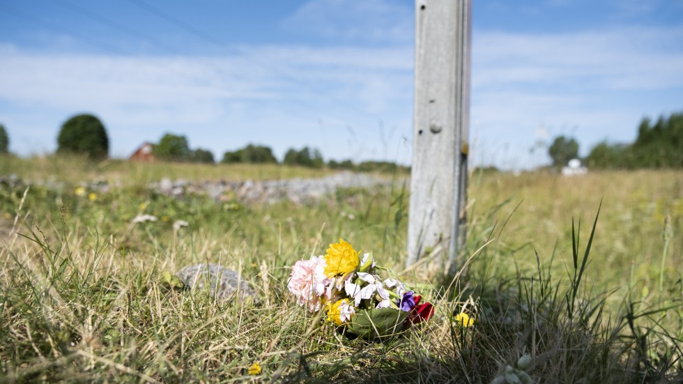 På torsdagsmorgonen låg blommor vid vid platsen där pojken dog.