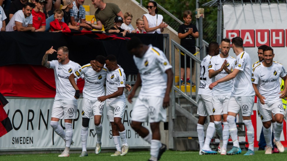 AIK firar ett av målen i segermatchen mot Brommapojkarna.