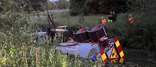Traktor med vattentank välte ner i vattendrag – se videon här