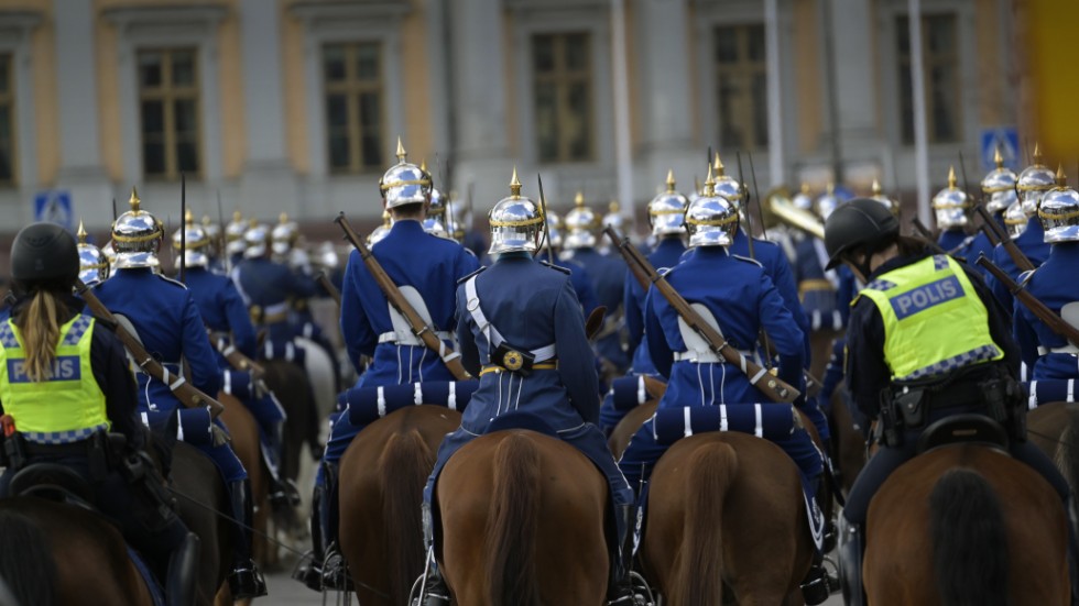 Den beridna högvakten passerar med sina spetsiga paradhjälmar och uniformer från 1800-talet, på Strömgatan på sin väg mot Stockholms slott.Arkivbild.
