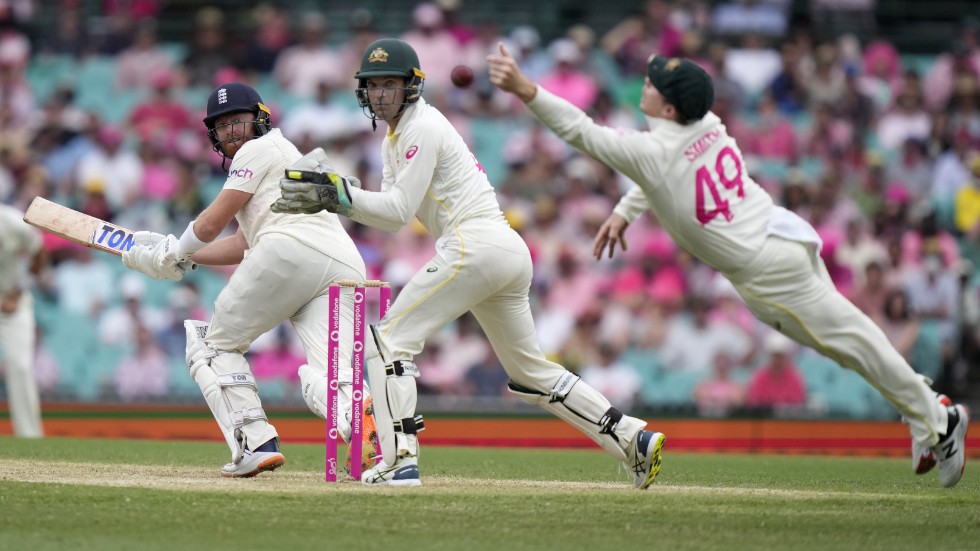 Australiens Steve Smith försöker fånga bollen efter det att Englands Jonny Bairstow slagit medan Alex Carey tittar på, i The Ashes i Sydney, Australien, i januari 2022. Arkivbild.