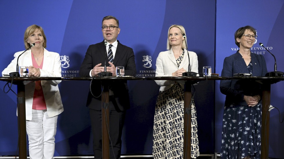 Partiledarna presenterar regeringsprogrammet i Finland. Från vänster Anna-Maja Henriksson (Sfp) statsminister Petteri Orpo (Saml), Riika Purra (Sannf) och Sari Essayah (KD)
