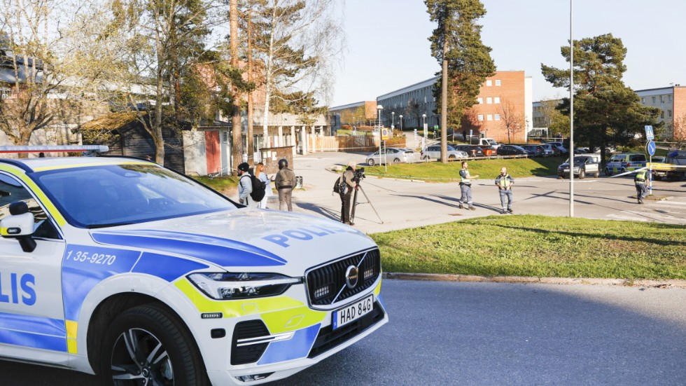 En man blev ihjälskjuten utomhus i Jakobsberg norr om Stockholm. En stor polisinsats pågick i området. Arkivbild.