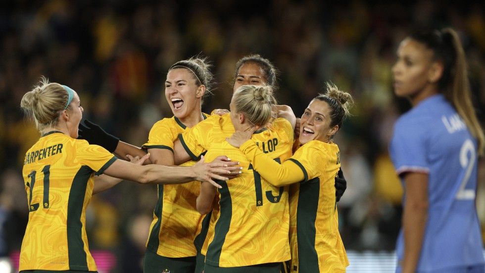 Australiens landslag "Matildas" firar efter Mary Fowlers mål i träningsmatchen mot Frankrike i Melbourne i fredags. Arkivbild.