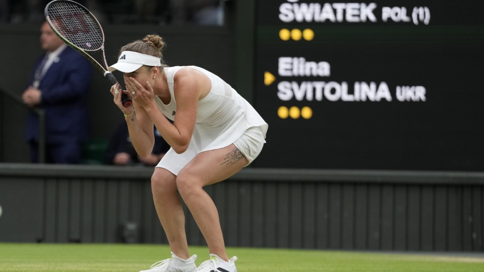 Ukrainskan Elina Svitolina slog ut polska världsettan Iga Swiatek i Wimbledon-kvartsfinalen.