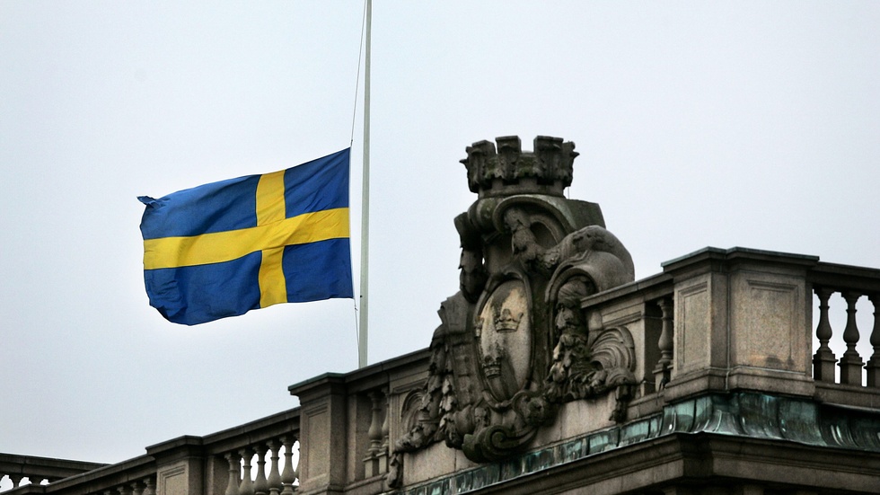 Flaggan på halv stång. Demokratin står sig ännu starkt i Sverige. Men det finns ändå orosmoln på himlen. 
