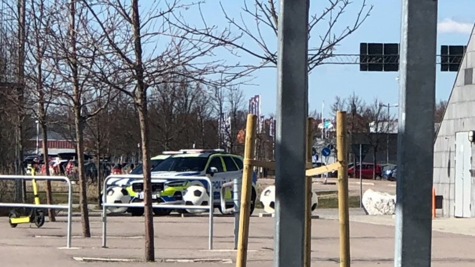 Flera polispatruller larmades på onsdagsförmiddagen till Arenaskolan i Linköping efter uppgifter om bråk.